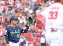 小川泰弘は１回、先頭の広島・菊池涼介に本塁打を打たれる
