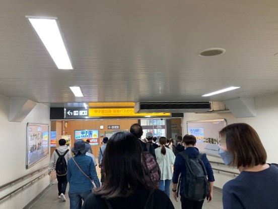 たくさんの人が甲子園駅で降りる